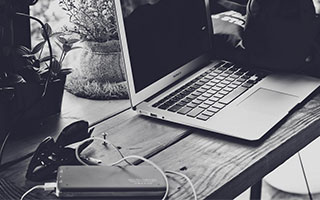 爱游戏体育-米尔沃尔高位逼抢见效，狮子军团期待保级，米尔沃尔球衣